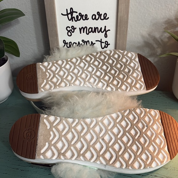 UGG Cream and Tan Fluffy Sandals SZ 8 box 120 - Picture 4 of 6